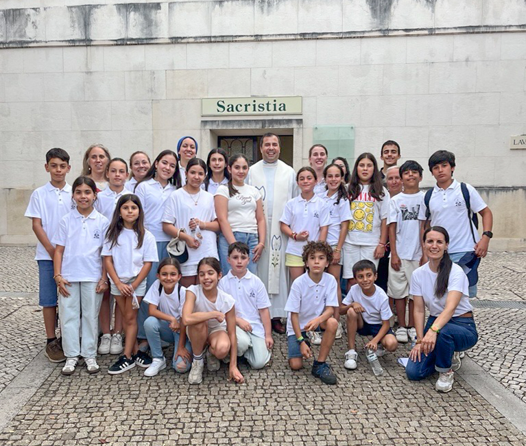 Pequenos Mensageiros do MMF de Braga rezam o Terço na Capelinha das Aparições